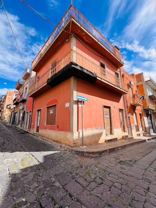 PIANO TERRA CON INGRESSO INDIPENDENTE – ZONA CENTRO – BIANCAVILLA